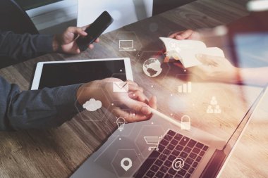 Co takım toplantısı kavramı, akıllı telefon kullanarak iş adamı bir
