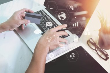 akıllı telefon ve dizüstü bilgisayar ile ahşap üzerine çalışan iş adamı