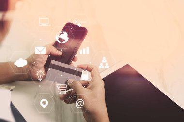 akıllı telefon ve dijital tablet bilgisayar çalışma iş adamı