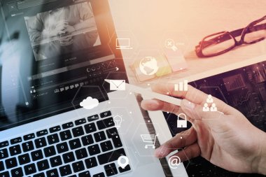 dizüstü bilgisayar ve dijital tablet çalışma işadamı ve 