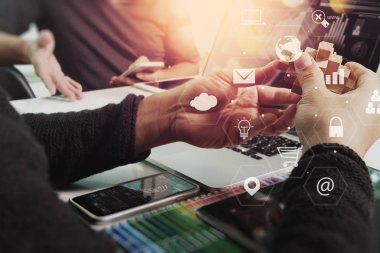 Co takım toplantısı kavramı, akıllı telefon kullanarak iş adamı bir