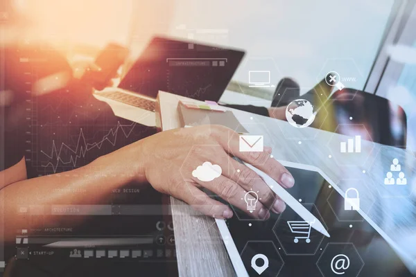 Geschäftsmann, der mit Laptop und digitalem Tablet arbeitet und — Stockfoto