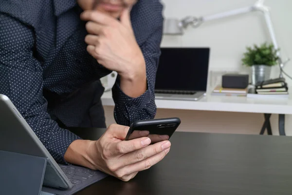 Hombre de negocios, mano de diseñador utilizando el teléfono inteligente, ordenador portátil, banki en línea — Foto de Stock
