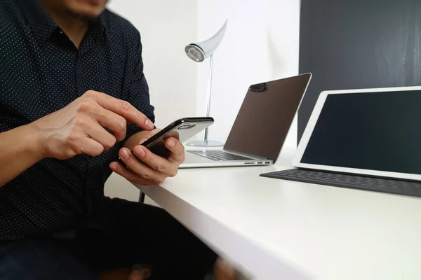 Pengusaha yang bekerja dengan telepon pintar dan tablet digital dan lapt — Stok Foto