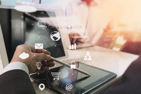 Concepto de reunión de equipo de trabajo co, hombre de negocios utilizando un teléfono inteligente — Foto de Stock