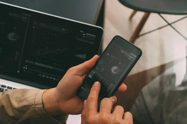 Hand mit Smartphone und digitalem Tablet-Computer für die Online-Banking-Zahlungskommunikation im modernen Büro — Stockbild Hand mit Smartphone und digitalem Tablet-Computer zur Online-Nutzung — Stockfoto