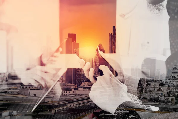 Co conceito de reunião de equipe de trabalho, homem de negócios usando telefone inteligente e — Fotografia de Stock