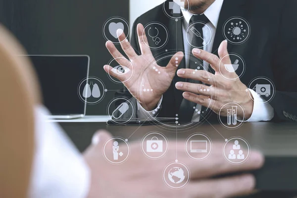 Concepto de co-trabajo médico, Doctor trabajando con el teléfono inteligente y d — Foto de Stock