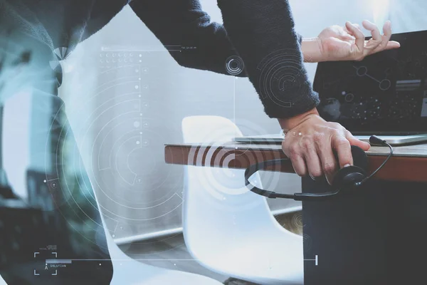 Man met hoofdtelefoon Voip met digitale tablet computer docking smar — Stockfoto