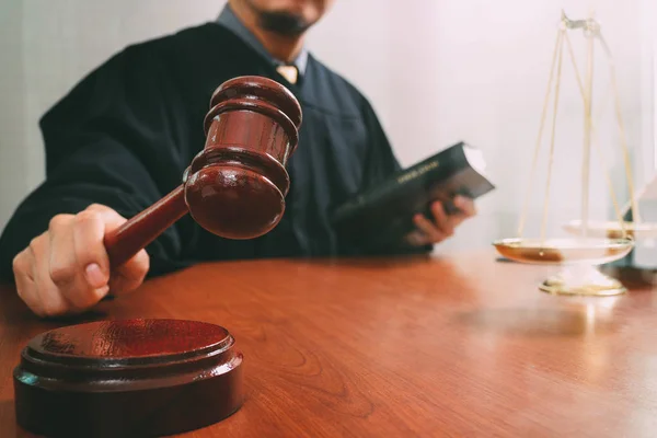 正義と法の概念。小槌との法廷での男性判事 — ストック写真