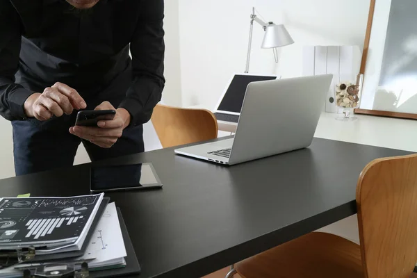 Geschäftsmann oder Designer mit Smartphone mit Latop und digital — Stockfoto