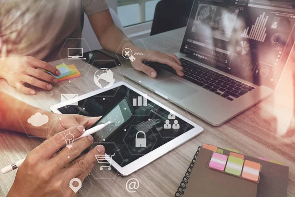 Concepto de reunión de equipo de trabajo co, hombre de negocios utilizando un teléfono inteligente — Foto de Stock