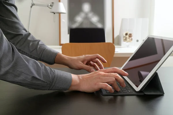 Hombre de negocios o diseñador usando tableta digital en d negro — Foto de Stock