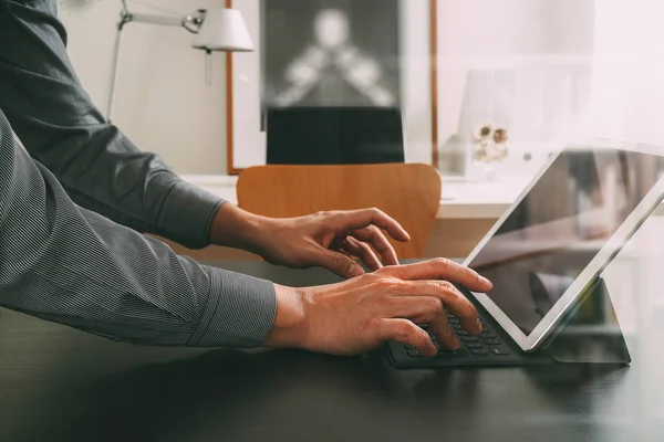 Geschäftsmann oder Designer mit digitalem Tablet-Computer auf schwarzem D — Stockfoto