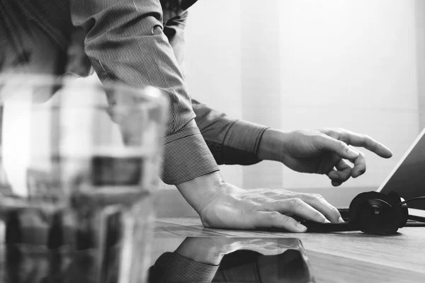 Homem usando fone de ouvido VOIP com computador tablet digital acoplamento smar — Fotografia de Stock