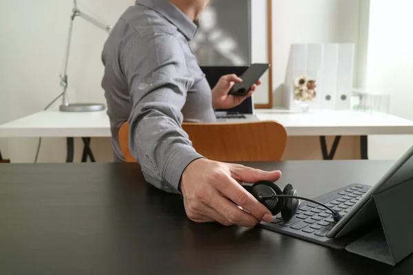 Επιχειρηματίας χρησιμοποιώντας Voip ακουστικό με ψηφιακή δισκίο υπολογιστή και — Φωτογραφία Αρχείου