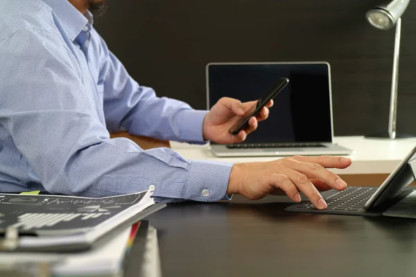 Hombre de negocios que trabaja con el teléfono inteligente y tableta digital y lapt — Foto de Stock