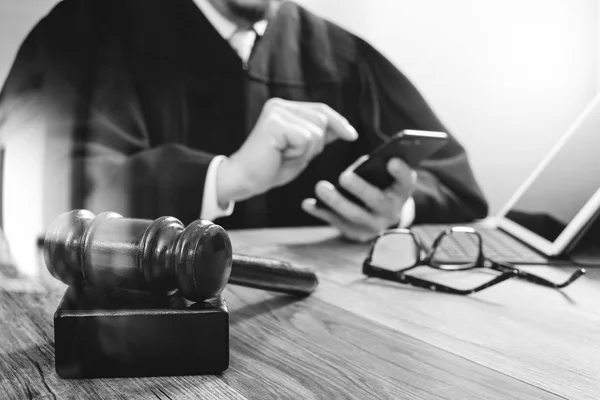 Spravedlnost a zákon pojem. Mužské soudce v soudní síni s kladívkem — Stock fotografie