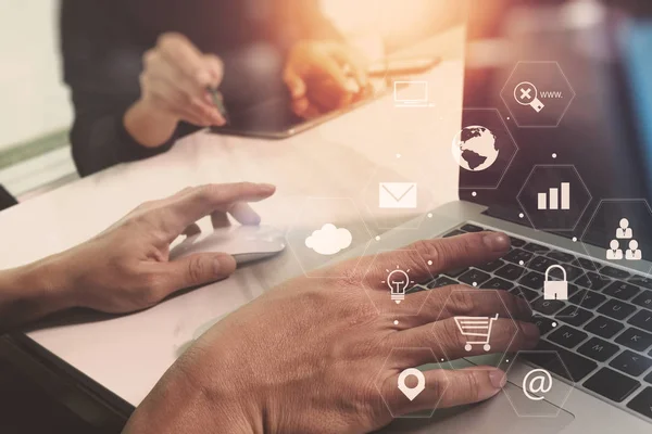 Zakenman werken met slimme telefoon en laptop computer op hout — Stockfoto