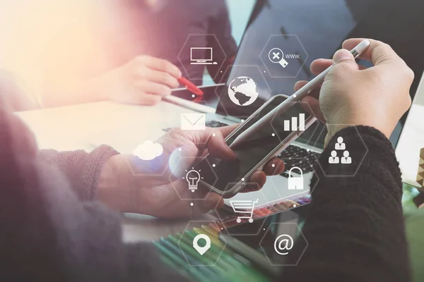 Concepto de reunión de equipo de trabajo co, hombre de negocios utilizando un teléfono inteligente — Foto de Stock