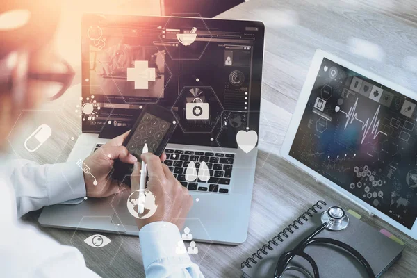 akıllı telefon ve laptop ve dijital tablet co çalışan doktor