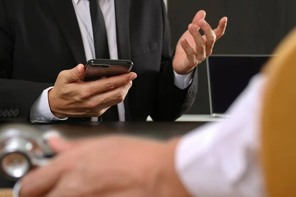 Concepto de co-trabajo médico, Doctor trabajando con el teléfono inteligente y d — Foto de Stock