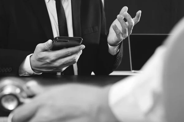 Conceito de trabalho médico co, Doutor trabalhando com telefone inteligente e d — Fotografia de Stock