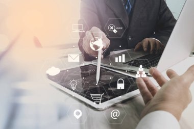 Co takım toplantısı kavramı, akıllı telefon kullanarak iş adamı bir