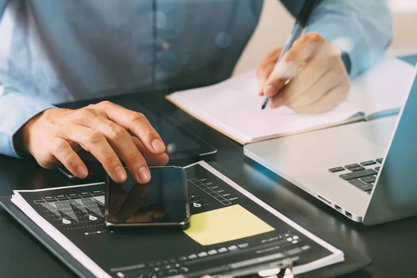 Nahaufnahme eines Geschäftsmannes, der mit Smartphone und digitaler Registerkarte arbeitet — Stockfoto