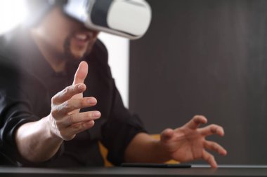 sanal gerçeklik giyen işadamı modern ofis zekâ gözlükler