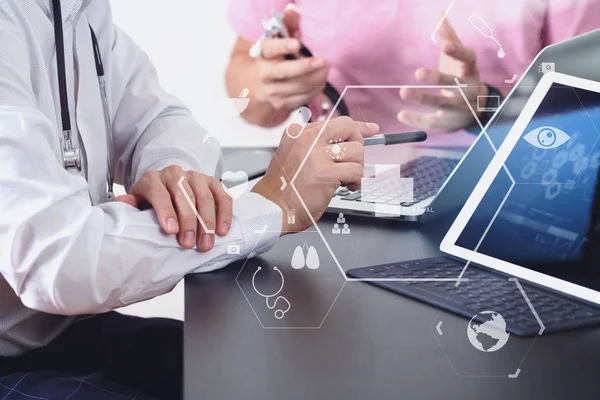 Concepto de co-trabajo médico, Doctor trabajando con el teléfono inteligente y d — Foto de Stock