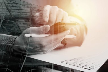 cep telefonu ve stylus kalem ile çalışma işadamı yakın çekim