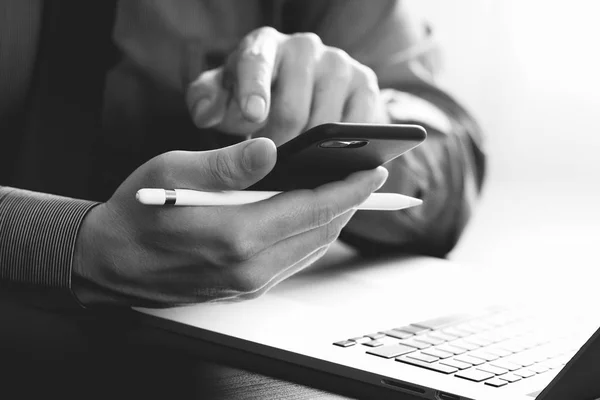 Close-up de empresário que trabalha com telefone celular e caneta stylus — Fotografia de Stock