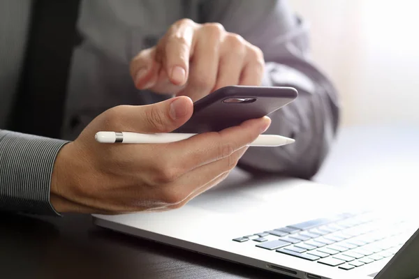 Close-up de empresário que trabalha com telefone celular e caneta stylus — Fotografia de Stock