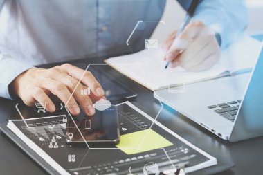 akıllı telefon ve dijital sekmesini çalışma işadamı yakın çekim