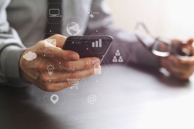 cep telefonu ve gözlük camı o çalışma işadamı yakın çekim