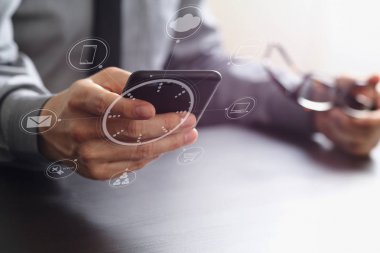 cep telefonu ve gözlük camı o çalışma işadamı yakın çekim