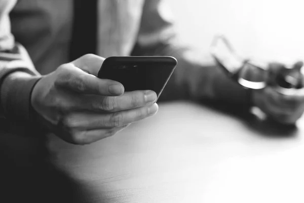 Primer plano de hombre de negocios que trabaja con el teléfono móvil y gafas o — Foto de Stock