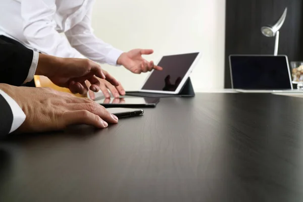 Concepto de reunión de equipo de trabajo co, hombre de negocios utilizando un teléfono inteligente — Foto de Stock