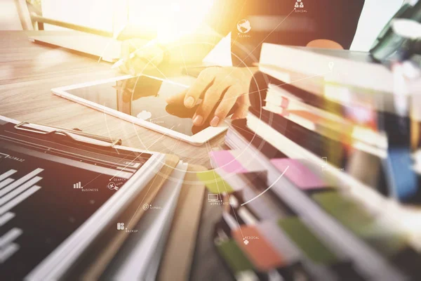 Werken met mobiele telefoon en digitale tablet en schoot zakenman — Stockfoto