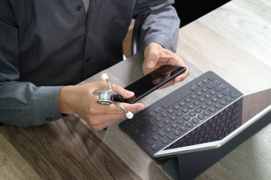 Tıp doktoru cep telefonu ve dijital çalışma Üstten Görünüm