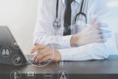 Akıllı tıbbi yakın dijital ile çalışan doktor tablet com