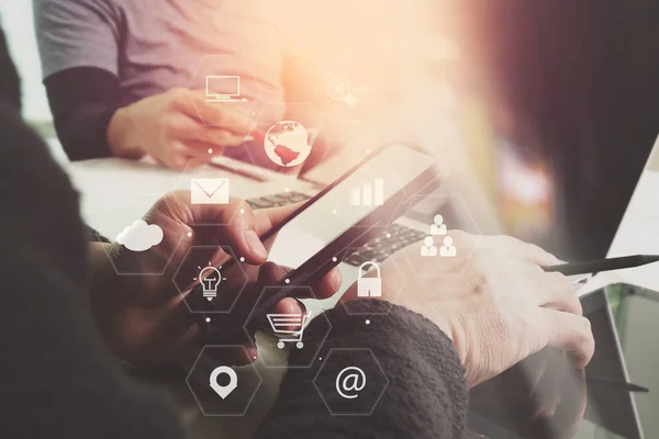 Concepto de reunión de equipo de trabajo co, hombre de negocios utilizando un teléfono inteligente — Foto de Stock