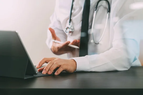 Close up of smart medical doctor working with digital tablet com — Stock Photo, Image