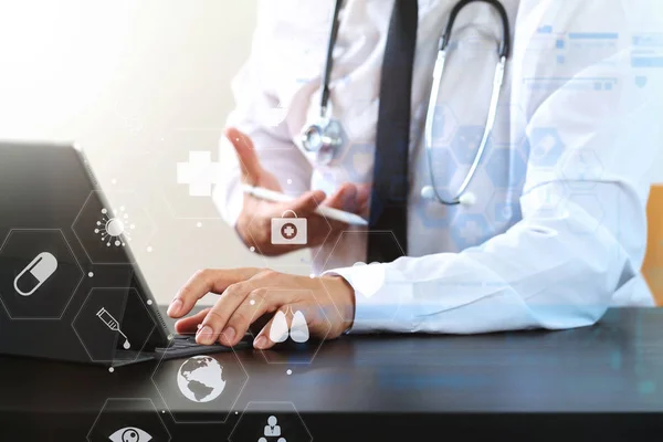 Close up of smart medical doctor working with digital tablet com — Stock Photo, Image