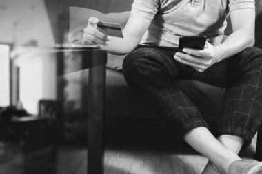 akıllı telefon ve dizüstü bilgisayar sık, dijital tablet kullanılarak hipster el