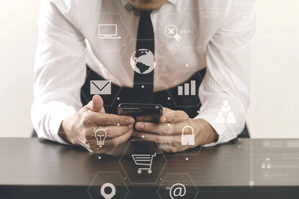 Close up van zakenman werken met slimme telefoon op houten bureau — Stockfoto