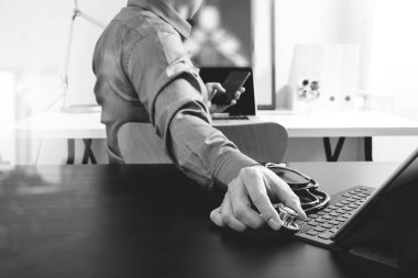 Tıbbi teknoloji kavramı. Akıllı telefon ile çalışan doktor ve 