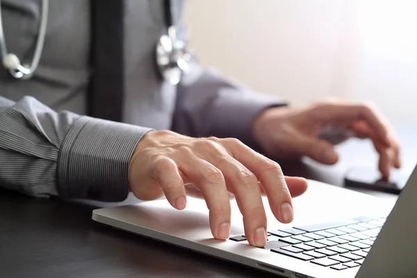 Primo piano del medico intelligente che lavora con il computer portatile un — Foto Stock