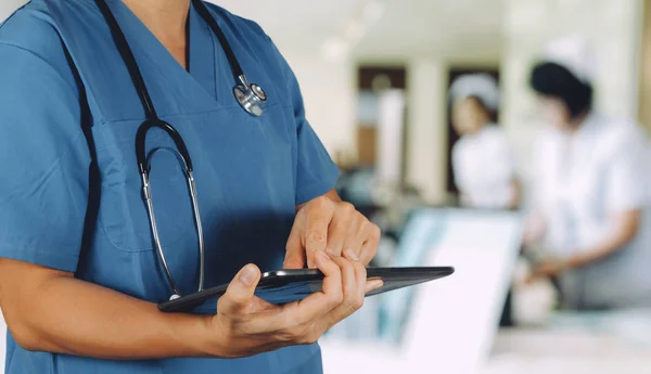 Conceito de tecnologia médica.Smart Doctor usando tablet digital com — Fotografia de Stock